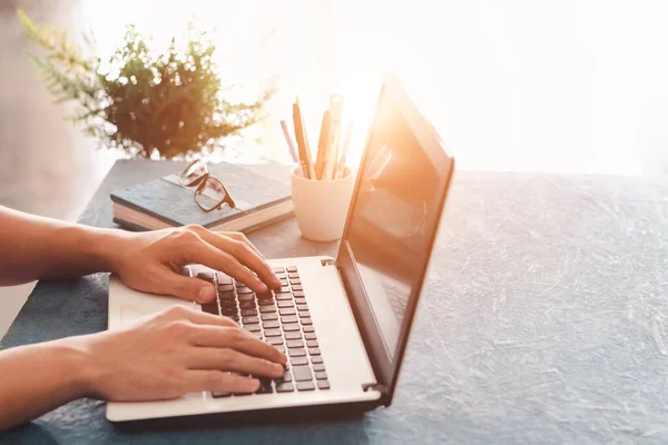 Joven Estudiante Masculino Milenario Que Busca Información Para Tarea Usando — Foto de Stock