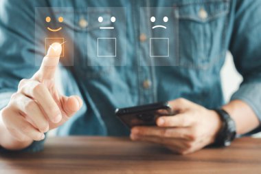 İş adamları, hizmet, Müşteri hizmetleri ve Memnuniyet konsepti ile tatmin olmak için gülen surat ikonunun ekranını seçiyorlar..