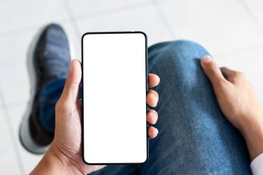 Model fotokopi uzay telefonu, reklamınız ve mesajınız için beyaz ekranlı akıllı telefon, kahve dükkanının masasında cep telefonu..