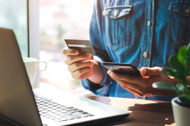 İşadamları kredi kartlarını internet ve dijital ödeme fikirleri almak için mobil internet bankacılık uygulamaları üzerinden kullanıyorlar..