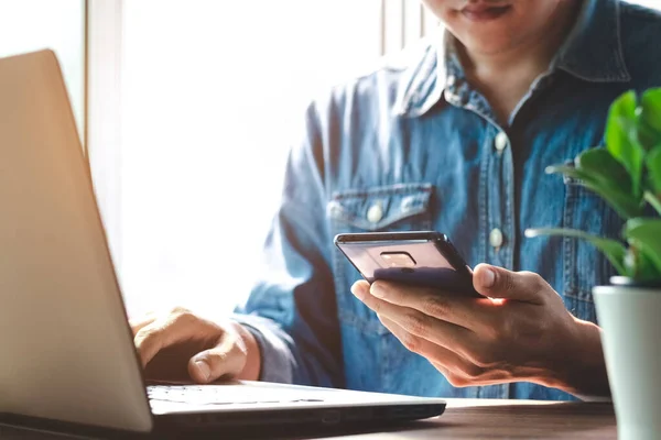 Arbeiten Mit Handy Tippen Computer Mobilen Chat Laptop Kontaktieren Sie — Stockfoto