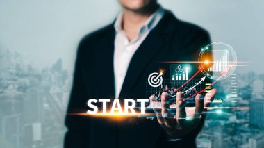 Girişim işinin başarılı olması kavramı, iş adamı tablet ekranlara, iş simgelerine ve küresel modern arayüzdeki ağ bağlantılarına dokundu.