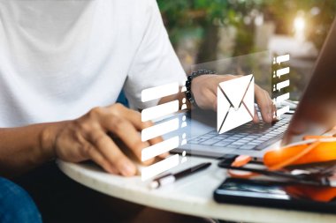 Pazarlama ve iş fikirleri e-posta, e-posta ya da bülten yoluyla. Bilgiyi çevrimiçi göndermek ve almak kolay
