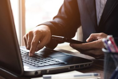 Cep telefonu yazma, mobil sohbet dizüstü bilgisayarı kullanma, iş yerlerinde bizimle temas kurma, fikir yatırımcıları için internet arama, insanları birbirine bağlayan fikirler planlama..