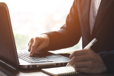 İş adamları ellerinde not defterleriyle masalarında çalışıyor çevrimiçi müşterilerden, çevrimiçi iş ve e-ticaretten, çevrimiçi ürünler satan mağazalardan gelen emirleri kabul ediyorlar..