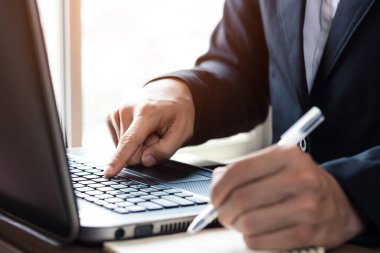 İş adamları ellerinde not defterleriyle masalarında çalışıyor çevrimiçi müşterilerden, çevrimiçi iş ve e-ticaretten, çevrimiçi ürünler satan mağazalardan gelen emirleri kabul ediyorlar..