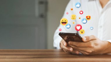 Sosyal Medya ve Çevrimiçi Dijital Kavramlar, Akıllı Telefon Kullanan Erkekler, Tatil Hayatı ve Sosyal Medya Fikirleri, Sosyal Karışıklık Fikirleri, Evden Çalışma.