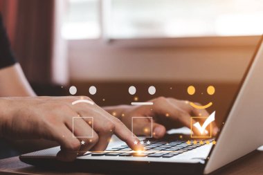 Müşteri memnuniyeti anketi konsepti, iş adamları veya müşteriler memnuniyetlerini tablet ekrandaki uygulamalarla ifade ederler. Bana 5 yıldızlı en tatmin edici notu vererek..