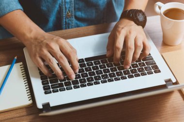 Ofisteki bilgisayarla çalışan bir site geliştiricisi..