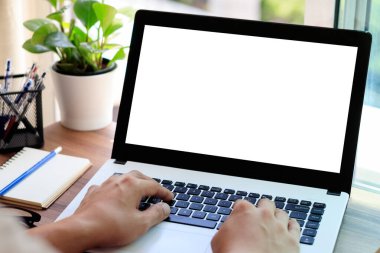 Mockup Bilgisayar Bilgisayar Dizüstü Bilgisayarı Konseptini Kopyala, ofisteki internet sitelerinde laptop kullanan bir adam, reklam içeriğiniz için balnk kopya ekranlı dizüstü bilgisayarda klavye.