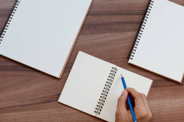 içerik pazarlama konsepti. Açık deftere el yazısının üst görünümü, içeriğin çevrimiçi olarak reklamını yapmak için maket.