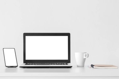 Mockup Bilgisayar Bilgisayarını Kopyala Akıllı Telefon Konsepti, dekorasyonlar ve kopyalama alanı, reklam içeriğiniz için balnk kopya ekranlı dizüstü bilgisayar akıllı telefonu.