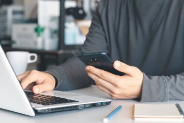 Cep telefonu yazma, mobil sohbet dizüstü bilgisayarı kullanma, iş yerlerinde bizimle temas kurma, fikir yatırımcıları için internet arama, insanları birbirine bağlayan fikirler planlama..