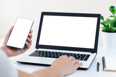 Mockup Bilgisayar Bilgisayar Dizüstü Bilgisayarı Konseptini Kopyala, ofisteki internet sitelerinde laptop kullanan bir adam eli, reklam içeriğiniz için balnk kopya ekranlı dizüstü bilgisayarda klavyeler.