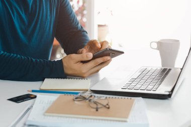 Cep telefonu yazma, mobil sohbet dizüstü bilgisayarı kullanma, iş yerlerinde bizimle temas kurma, fikir yatırımcıları için internet arama, insanları birbirine bağlayan fikirler planlama..
