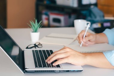 Not alan iş adamı toplantıyı online olarak özetle, yalnız çalış, masanda otur. Evden çalışıyor, yakın çekimde..