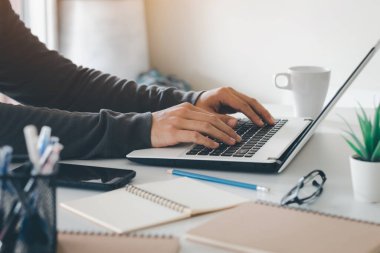 Cep telefonu yazma, mobil sohbet dizüstü bilgisayarı kullanma, iş yerlerinde bizimle temas kurma, fikir yatırımcıları için internet arama, insanları birbirine bağlayan fikirler planlama..