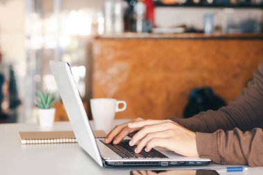 Not alan iş adamı toplantıyı online olarak özetle, yalnız çalış, masanda otur. Evden çalışıyor, yakın çekimde..