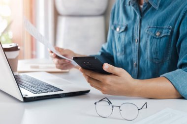 Cep telefonu yazma, mobil sohbet dizüstü bilgisayarı kullanma, iş yerlerinde bizimle temas kurma, fikir yatırımcıları için internet arama, insanları birbirine bağlayan fikirler planlama..