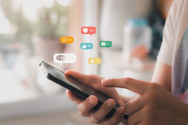 İş adamları arama motoru optimizasyon aracını kullanmak için akıllı telefonlar üzerinde çalışıyorlar. Teknoloji, pazarlama ve iş konsepti için çevrimiçi içerik bulmak veya tanıtmak ve tanıtmak.