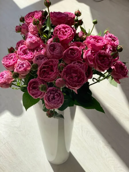 Букет Розовые Розы Белой Шерсти Стол Качестве Фона Священника — стоковое фото