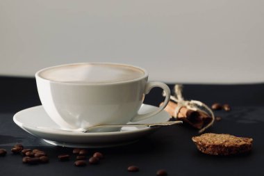 Sabahları bir fincan kahve, kaşık, tarçın ve kurabiyeyle geçiyor.