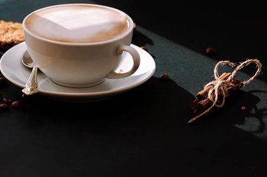 Sabah hayatı bir fincan kahve, tarçın ve kurabiyeyle geçer.