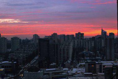 Büyük bir şehirde güzel bir gün batımı ışığı