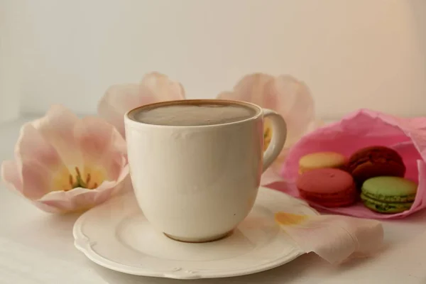 Macarons Rosa Amarillo Por Mañana Rayos Sol Colores Taza Café — Foto de Stock