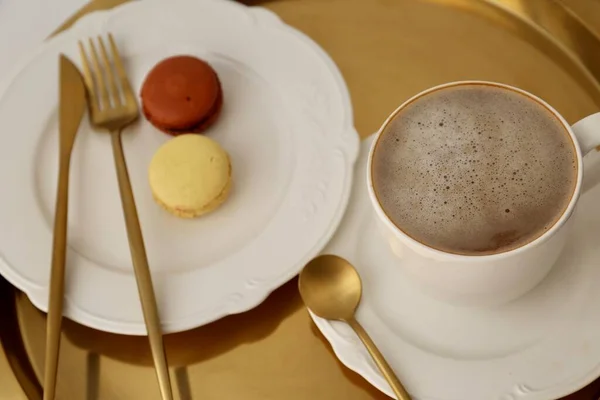 Una Tazza Caffè Con Latte Sullo Sfondo Una Colazione Base — Foto Stock