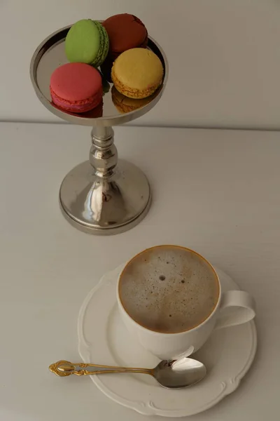 Una Taza Café Con Leche Fondo Desayuno Macarrón — Foto de Stock