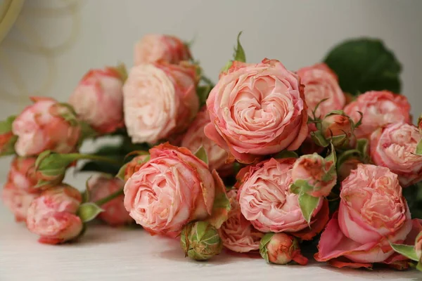 Красивый Букет Цветов Розовые Розы Белом Деревянном Фоне — стоковое фото