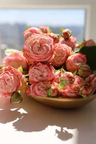 Красивый Букет Розовых Роз Фоновом Окне — стоковое фото