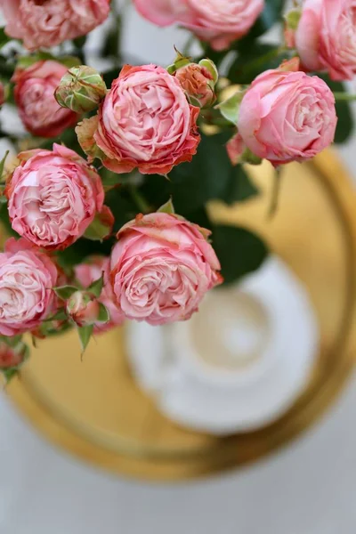 Чашка Кофе Золотом Подносе Букет Розовых Роз — стоковое фото