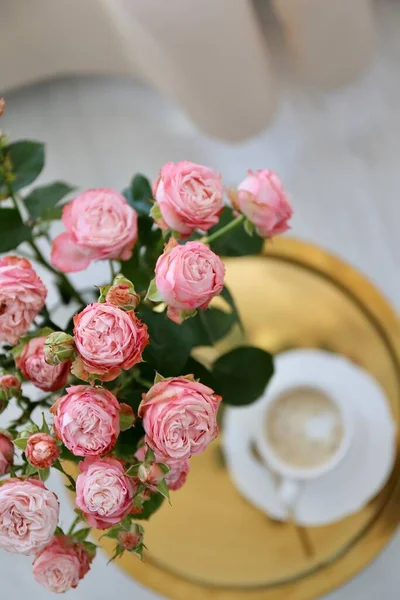 Чашка Кофе Золотом Подносе Букет Розовых Роз — стоковое фото