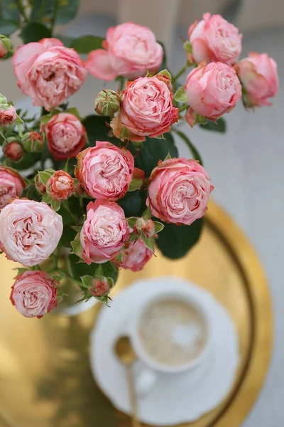 Una Taza Café Una Bandeja Oro Ramo Rosas Rosadas —  Fotos de Stock