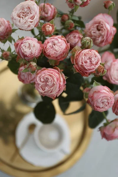 Una Taza Café Una Bandeja Oro Ramo Rosas Rosadas —  Fotos de Stock