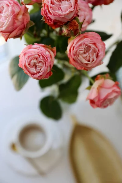 Kubek Kawy Śniadanie Złotej Tacy Bukiet Różowych Róż — Zdjęcie stockowe