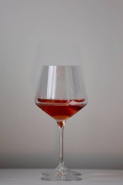 İçi kırmızı şarap dolu bardaklar.