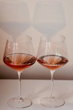 İçi kırmızı şarap dolu bardaklar.