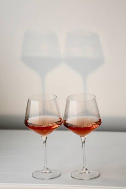 İçi kırmızı şarap dolu bardaklar.