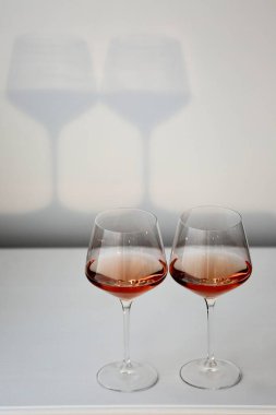 İçi kırmızı şarap dolu bardaklar.