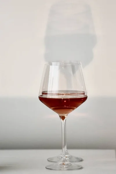 Очки Красным Вином Белом Интерьере — стоковое фото
