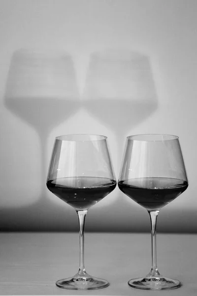 Черно Белое Фото Бокалами Шампанского Стоят Красивом Интерьере — стоковое фото