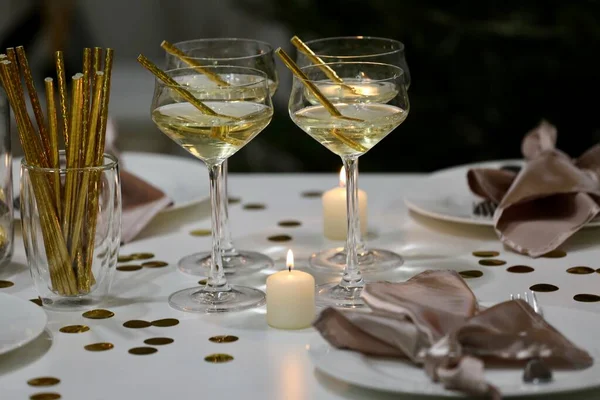 Tavolo Festivo Con Bicchieri Champagne Cibo Delizioso — Foto Stock