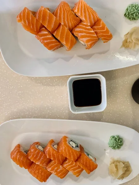 Kırmızı balık ve soya soslu suşi.