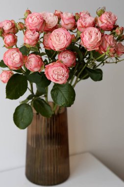 Çağdaş bir vazoda pembe güller
