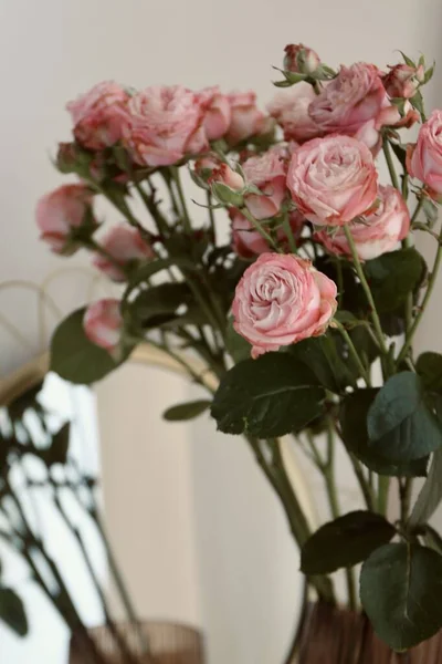 Красивый Букет Цветов Розовые Розы Современной Вазе — стоковое фото