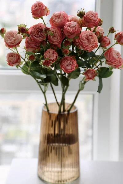 Красивий Букет Квітів Рожевих Троянд Сучасній Вазі — стокове фото