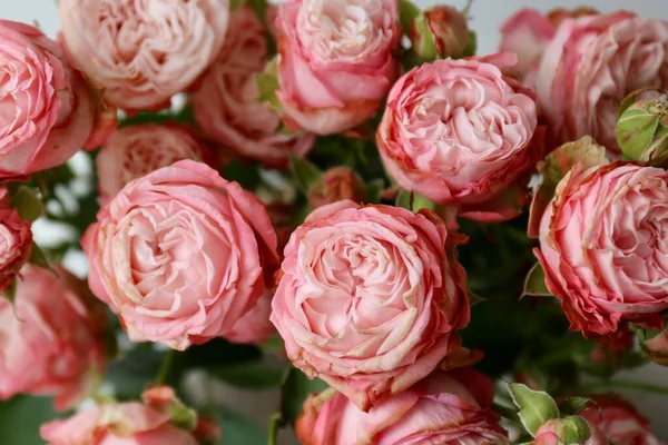 Красивый Букет Цветов Розовые Розы Современной Вазе Качестве Фона — стоковое фото